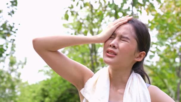 Deporte Mujer Asiática Cansa Marea Siente Mal Dolor Sufren Golpe — Vídeos de Stock