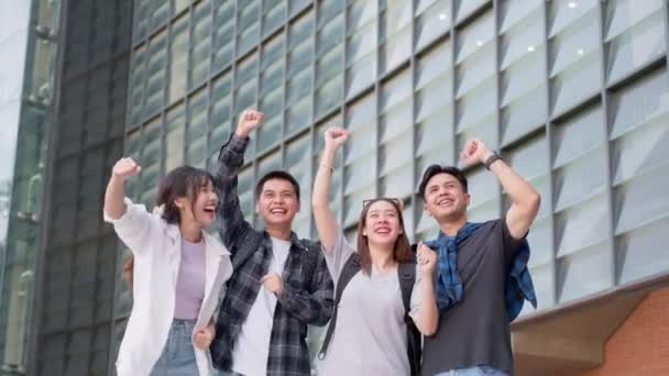 Groep Gelukkige Jonge Ondernemers Met Handen Omhoog Lachen Vieren Opgewonden — Stockvideo