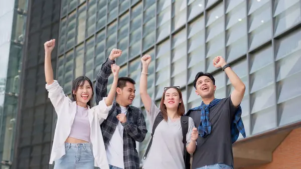 Groep Gelukkige Jonge Ondernemers Met Handen Omhoog Lachen Vieren Opgewonden — Stockfoto