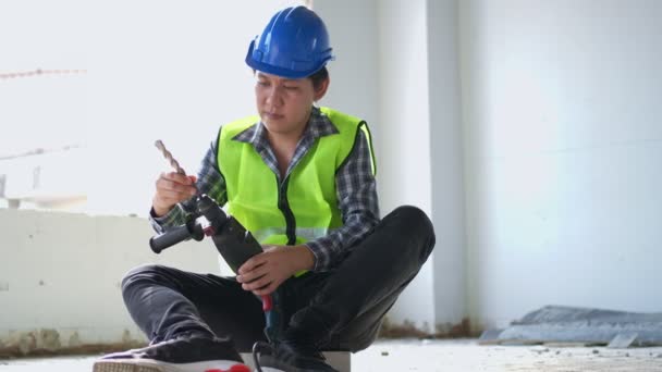 Engineer Teaching Worker Use Electric Jackhammer Perforator Equipment Making Holes — Stockvideo