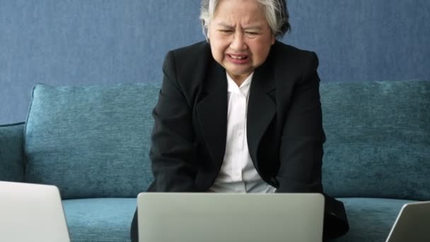 Przepracowana Starsza Pani Bólem Głowy Azjatycka Kobieta Biznesu Stresuje Się — Wideo stockowe