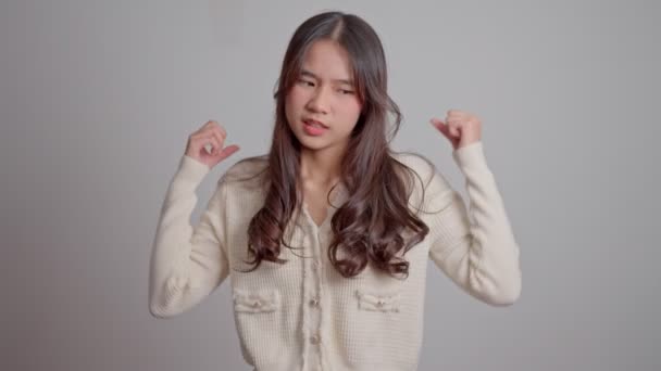 Retrato Menina Hipster Irritado Triste Asiático Fundo Tela Branca Emoção — Vídeo de Stock
