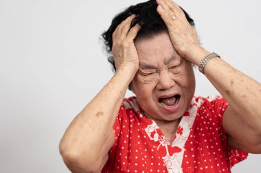 Şiddetli baş ağrısı olan son sınıf öğrencisi bir kadın felç, beyin hastalığı, eliyle başını tutan bir hasta bunama, hafıza bozukluğu, Alzheimer 'lı kafası karışmış yaşlı bir kadın.