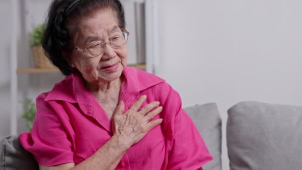 Azjatycka Starsza Babcia Cierpiąca Ból Serca Trzymająca Klatkę Piersiową Podczas — Wideo stockowe