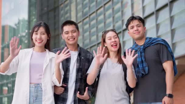 大学生の肖像画グループが大学に立って微笑んでいる カメラ 大学の研究グループでの多様性と友情を見ながら笑顔でいる幸せな若者たち — ストック動画