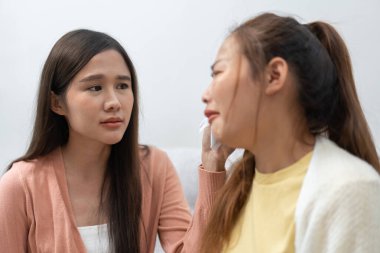 İki kadın evde sorunlar hakkında konuşuyor. Asyalı kadınlar üzgün en iyi arkadaşlarının moralini bozmamak için kucaklaşırlar. Birbirini destekleyen bayan arkadaşlar. Sorunlar, arkadaşlık ve bakım kavramı