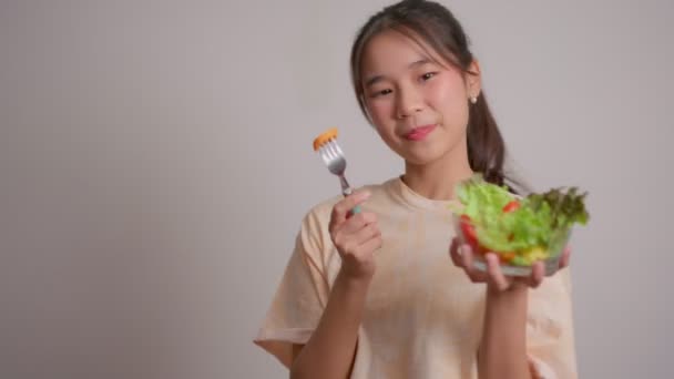 Портрет Щасливої Азіатської Дівчини Яка Після Роботи Вдома Їсть Свіжий — стокове відео