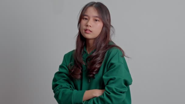 Retrato Menina Hipster Irritado Triste Asiático Fundo Tela Branca Emoção — Vídeo de Stock