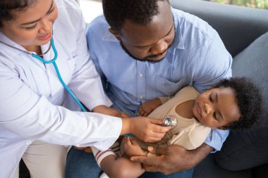 Ciğerleri stetoskoplu pediatri doktoru ya da tıbbi sağlık hastanesinde ya da klinikte küçük şirin bir kızı muayene etmek için göğüs muayenesi. Doktor, gülümseyen Afrikalı Amerikalı Bebek İçin Kalp ve Akciğerleri kontrol et.