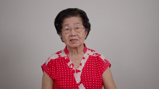 Portrait Ceria Tersenyum Wanita Senior Asia Mengenakan Kacamata Abu Abu — Stok Video
