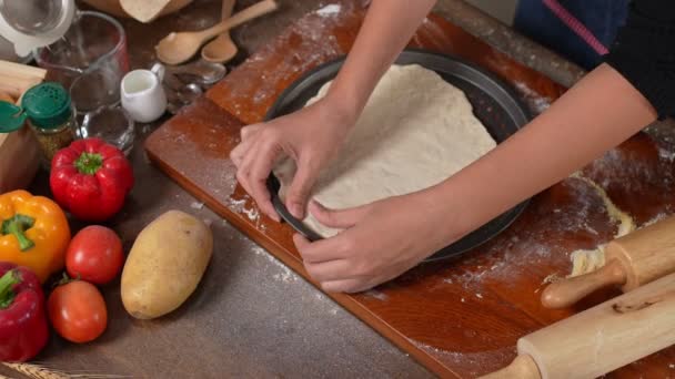 Una Donna Gioiosa Che Indossa Grembiule Cucina Impasta Pasta Della — Video Stock