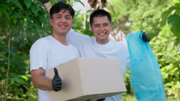 Jóvenes Estudiantes Asiáticos Felices Diversos Voluntarios Con Área Limpieza Bolsas — Vídeos de Stock