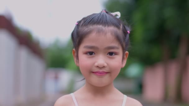 Portret Atrakcyjnej Azjatki Uśmiechającej Się Pomachającej Ręką Uśmiechniętej Dziewczynki Patrzącej — Wideo stockowe