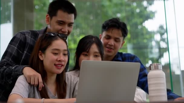 Grupo Estudiantes Universidad Utiliza Ordenador Portátil Para Discutir Proyectos Graduación — Vídeo de stock