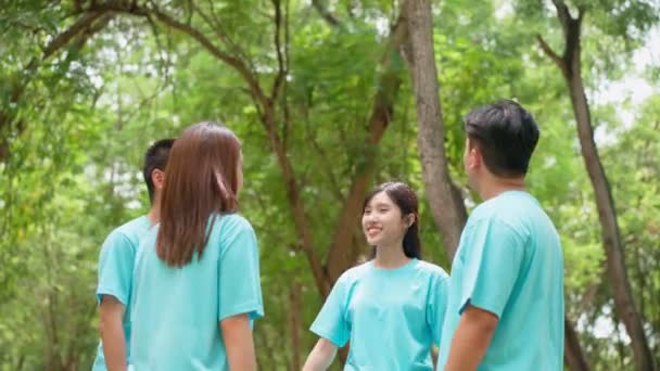 幸せな若いアジア人学生の肖像画は 健康な環境のために公園 森林を掃除するボランティアをしています 環境をリサイクルまたは変更するために屋外の人々のチームとの地球の日 自然またはサポート — ストック動画