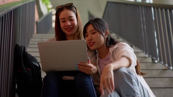 Két Női Főiskola Lépcsőn Laptopot Használnak Hogy Megvitassák Okos Megoldásokat — Stock videók
