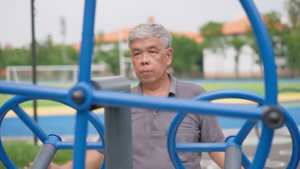 Starší Asiat Neformálním Cvičení Cvičištích Veřejném Parku Znázorňuje Udržení Mladých — Stock video