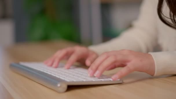 关闭图片女性的手在键盘上打字 房主在休闲 自由职业者 作家在桌旁工作 坐在家里沙发上聊天 概念性远程工作 — 图库视频影像