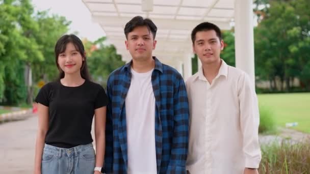 Портретна Група Студентів Університету Посміхається Стоячи Коледжі Щасливі Молоді Люди — стокове відео