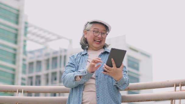 Θετική Ηλικία Ασιατική Γυναικεία Αρχιτεκτονική Hardhat Hold Tablet Και Στέκεται — Αρχείο Βίντεο
