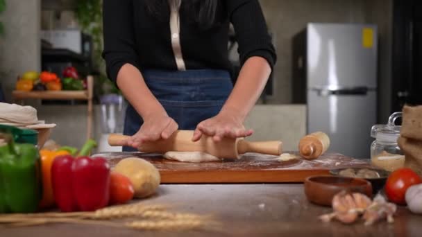 Une Femme Joyeuse Portant Tablier Debout Dans Cuisine Pétrissant Pâte — Video