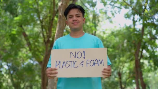 Szczęśliwi Młodzi Studenci Azjatyckich Różnych Wolontariuszy Trzymać Znak Kampanii Bez — Wideo stockowe
