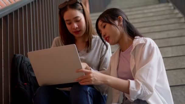 Twee Vrouwelijke Hogescholen Zitten Trap Gebruiken Laptop Computer Voor Het — Stockvideo