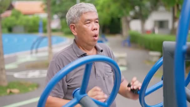 Senior Asian Man Casual Workout Exercise Stations Public Park Represents — Stock Video