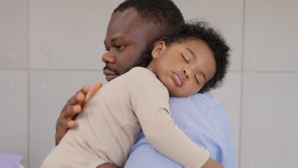 Любящий Афроамериканский Отец Обнимает Ребенка Малышку Спящую Плече Отчима Счастливая — стоковое видео