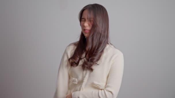 Porträt Eines Wütenden Und Traurigen Asiatischen Hipstermädchens Auf Weißem Leinwandhintergrund — Stockvideo