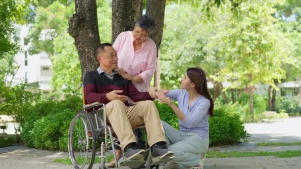 一个女儿在轮椅上照顾病人 和妈妈说话 在照料者的照料下快乐退休的概念以及储蓄和老年健康保险 快乐家庭和退休 — 图库视频影像
