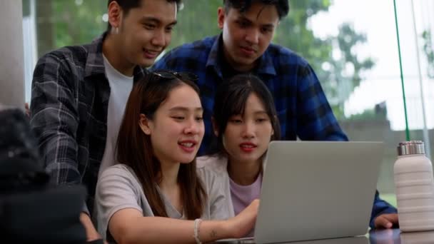 Gruppo Studenti Universitari Utilizza Computer Portatile Discutere Progetti Laurea Soluzioni — Video Stock