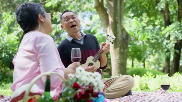 Glückliche Asiatische Eltern Vater Mutter Und Tochter Entspannen Sich Auf — Stockvideo