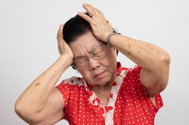 Şiddetli baş ağrısı olan son sınıf öğrencisi bir kadın felç, beyin hastalığı, eliyle başını tutan bir hasta bunama, hafıza bozukluğu, Alzheimer 'lı kafası karışmış yaşlı bir kadın.