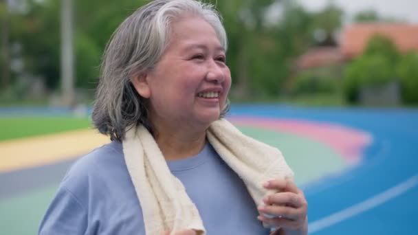Seniorin Macht Nach Joggen Park Pause Ältere Frauen Freuen Sich — Stockvideo