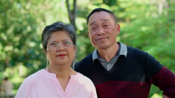 Porträt Eines Asiatischen Seniorehepaares Lässiger Manier Das Sich Park Freien — Stockvideo