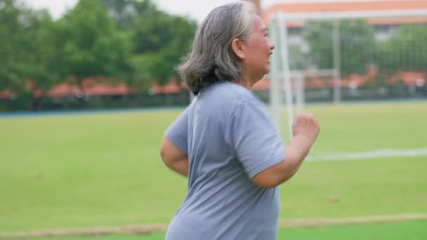 Donna Anziana Che Jogging Nello Stadio All Aperto Donna Anziana — Video Stock