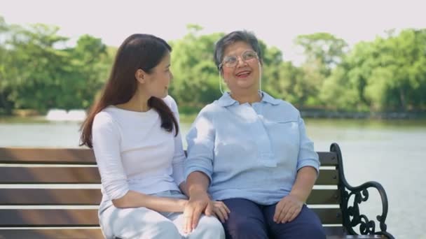Mujer Asiática Feliz Hablando Con Hija Parque Aire Libre Lifestyle — Vídeos de Stock