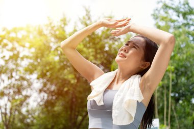 Spor yapan Asyalı kadın yorulur ve başı döner, kötü bir ağrı hisseder ve yaz mevsiminde dışarıda koşarken ya da dışarıda güçlü güneş ışığı ile egzersiz yaparken dışarıda acı çeker. Sıcak çarpması ve sıcak hava dalgası kavramı.