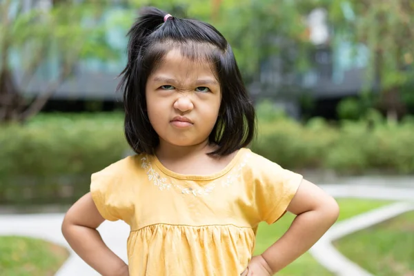 一个愤怒而悲伤的亚洲小女孩的画像 孩子生气和生气时的情绪 暴躁的情绪的表现 儿童情绪控制 注意力缺陷多动障碍概念Adhd 免版税图库图片