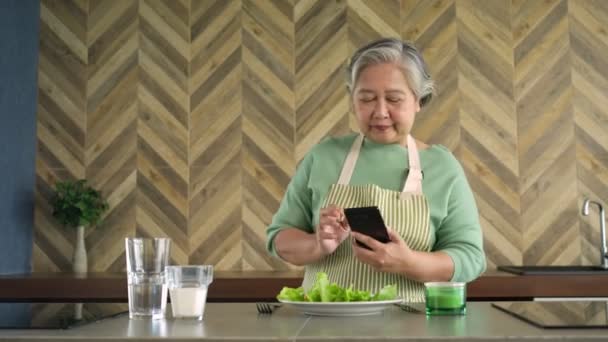 Šťastná Zdravá Asijská Žena Fotí Vlog Její Jídlo Ranní Vaření — Stock video