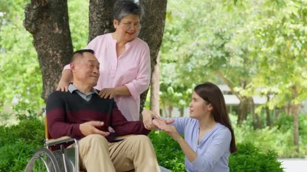 Дочка Піклується Про Пацієнта Інвалідному Візку Розмовляє Мамою Концепція Щасливого — стокове відео