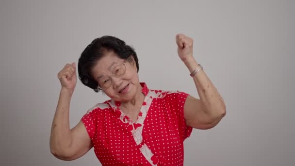 Retrato Alegre Sonriente Mujer Mayor Asiática Usar Gafas Pelo Gris — Vídeo de stock