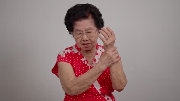 年龄较大的亚洲妇女患有风湿性关节炎 双手麻木疼痛 老年妇女用手腕疼痛按摩她的手 关节疼痛 类风湿关节炎及手部问题的概念 — 图库视频影像