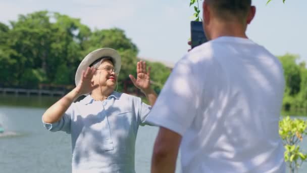 快乐和健康的一对夫妇 亚洲照片和Vlog自拍一起在公园的社交媒体休闲 家庭和友谊生活方式 积极的老年人的快乐生活以及退休后的户外活动 — 图库视频影像