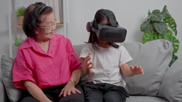 Tersenyum Gembira Nenek Dewasa Dengan Sedikit Cucu Menggunakan Sofa Nyaman — Stok Video