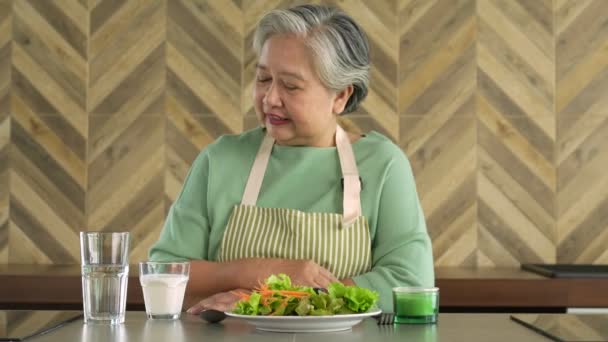 Mujer Asiática Mayor Bebiendo Vaso Leche Casa Cocina Por Mañana — Vídeos de Stock