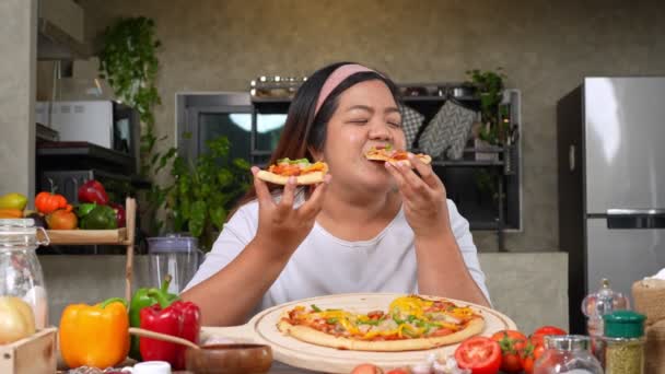 Mujer Asiática Feliz Comiendo Pizza Casera Casa Después Pizza Horneada — Vídeos de Stock