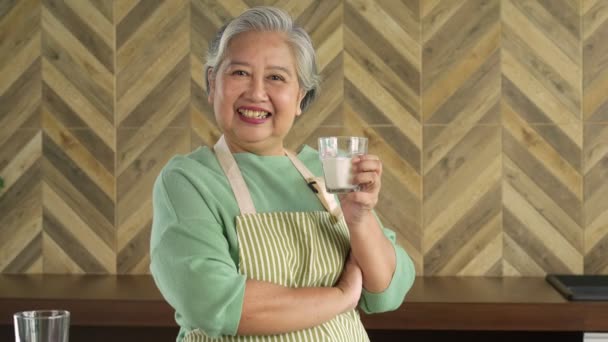 Mujer Asiática Mayor Bebiendo Vaso Leche Casa Cocina Por Mañana — Vídeo de stock