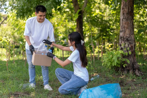 Jovens Estudantes Asiáticos Felizes Diversos Voluntários Com Área Limpeza Sacos Imagens De Bancos De Imagens